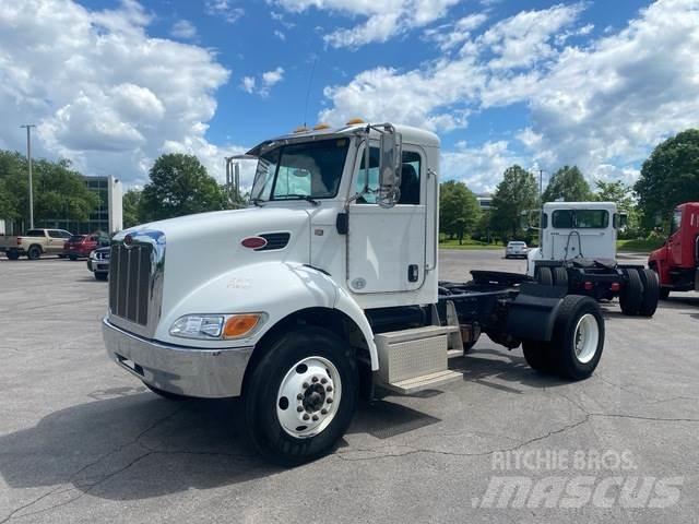 Peterbilt 337 牵引车