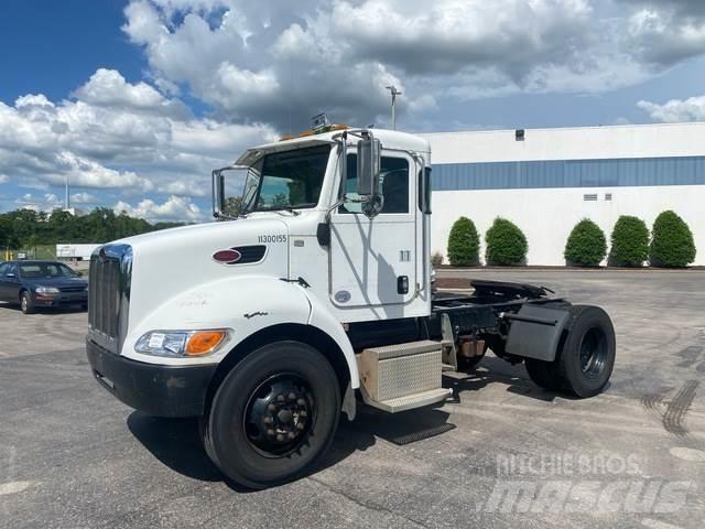 Peterbilt 337 牵引车