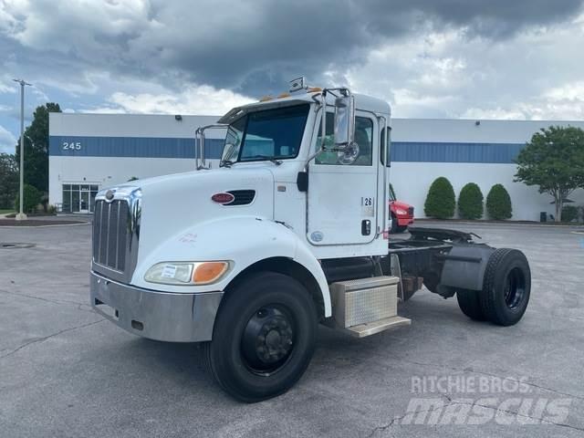 Peterbilt 337 牵引车