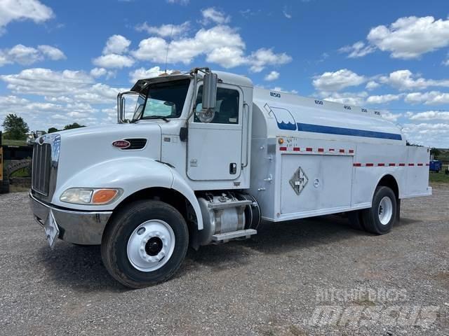 Peterbilt 337 油罐车