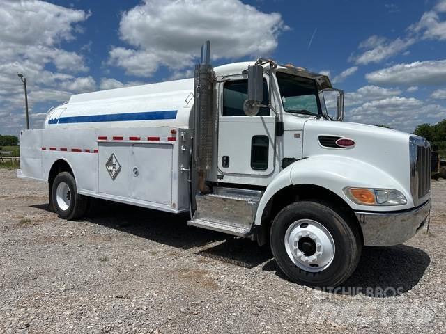 Peterbilt 337 油罐车