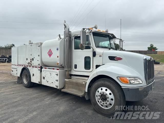 Peterbilt 337 油罐车