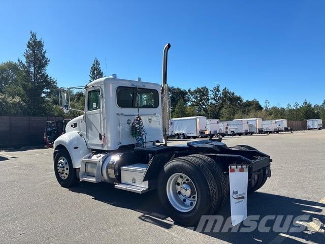 Peterbilt 337 牵引车