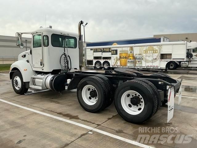 Peterbilt 348 牵引车