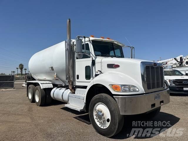 Peterbilt 382 油罐车