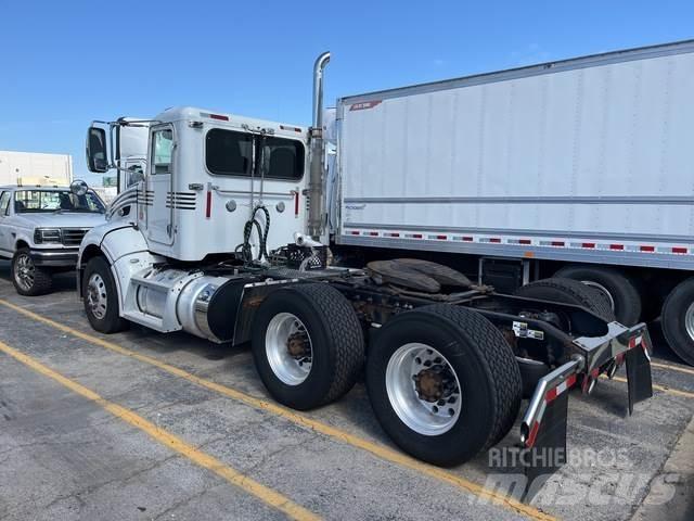 Peterbilt 384 牵引车