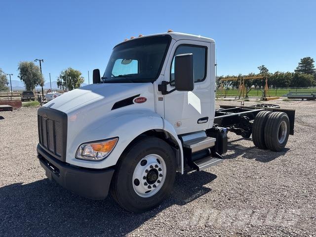 Peterbilt 537 驾驶室与内部