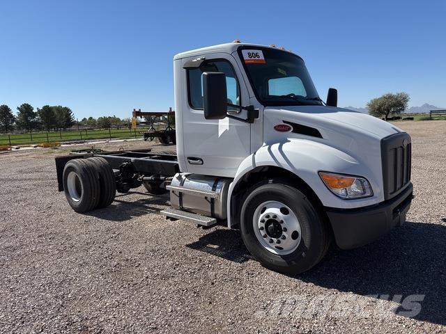 Peterbilt 537 驾驶室与内部