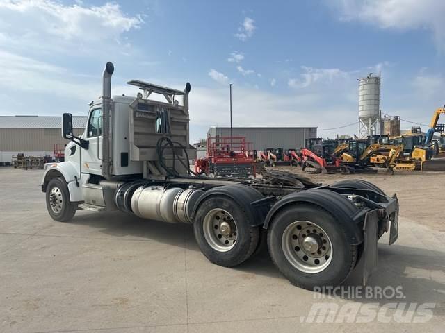 Peterbilt 567 牵引车