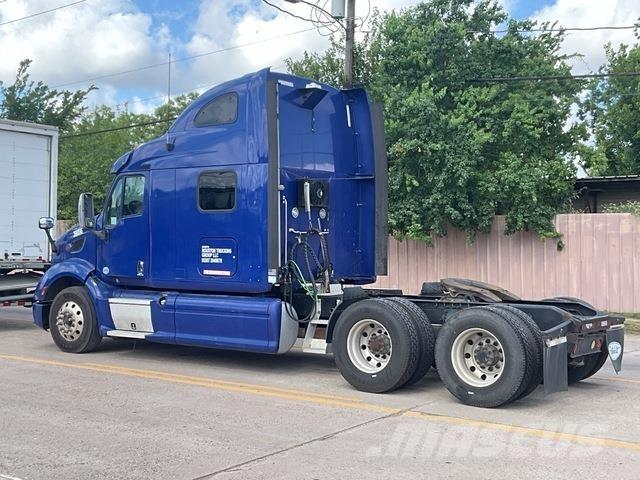 Peterbilt 587 牵引车