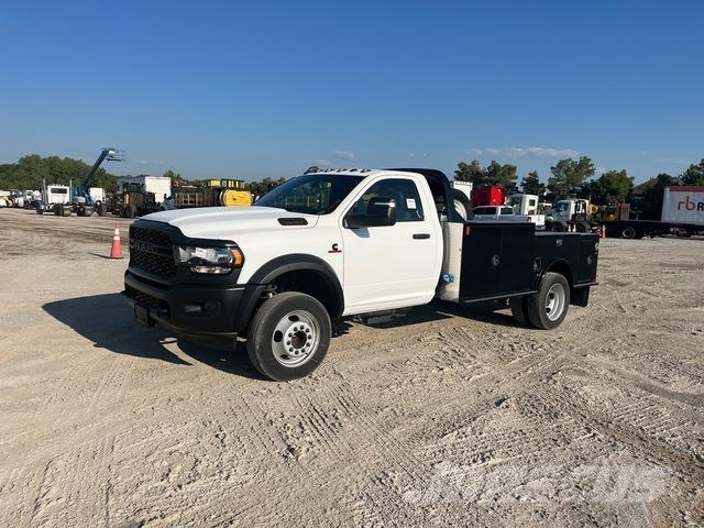 RAM 5500 平板栏板货车