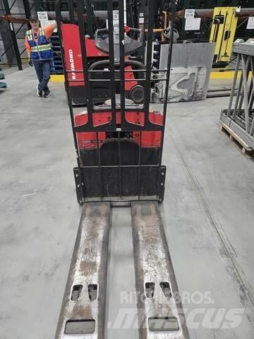 Raymond 8410 手动码垛机