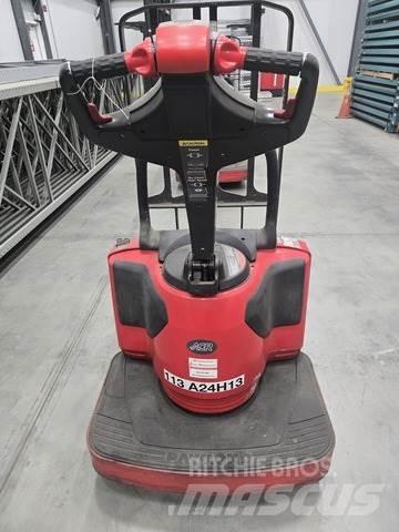 Raymond 8410 手动码垛机
