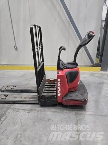 Raymond 8410 手动码垛机