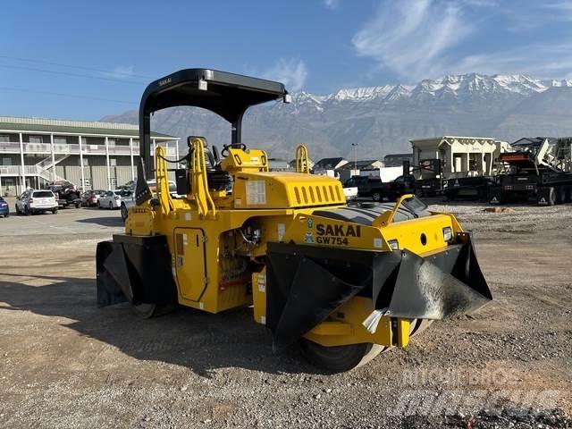 Sakai GW745 胶轮压路机