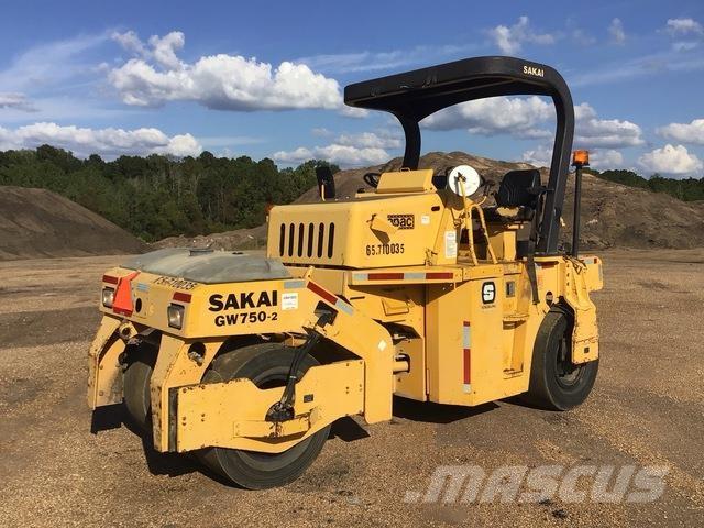 Sakai GW750-2 胶轮压路机