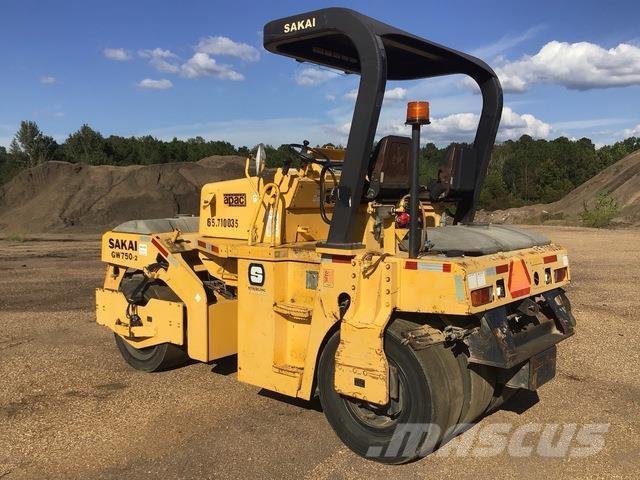 Sakai GW750-2 胶轮压路机