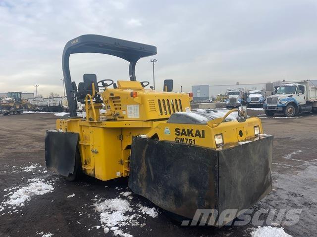 Sakai GW7512 胶轮压路机