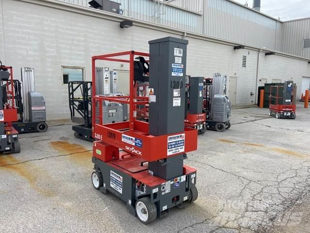 SkyJack SJ20E 客货电梯