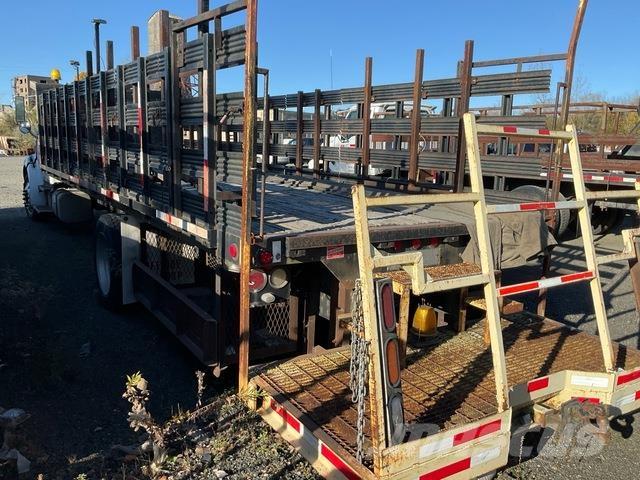 Sterling A6500 平板栏板货车