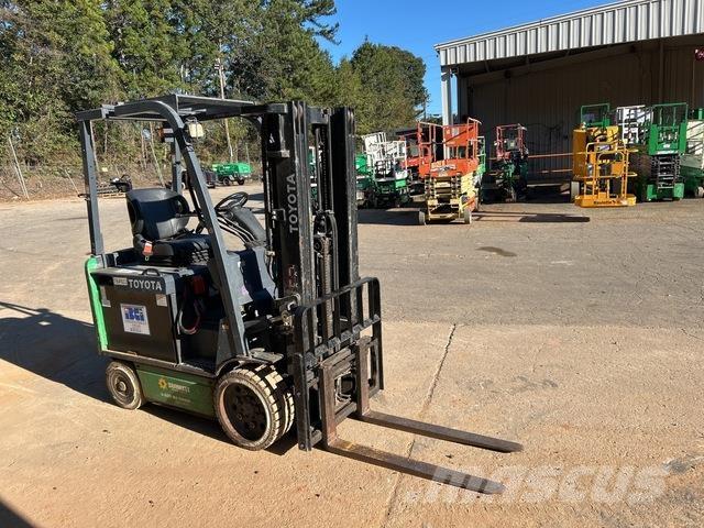 Toyota 8FBCU25 电动叉车