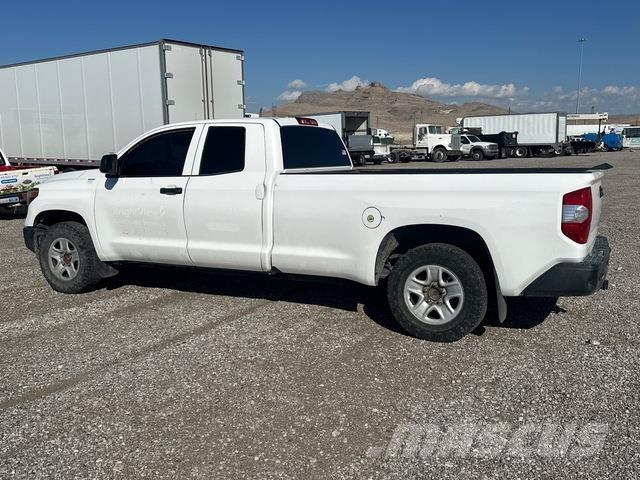 Toyota Tundra 皮卡车