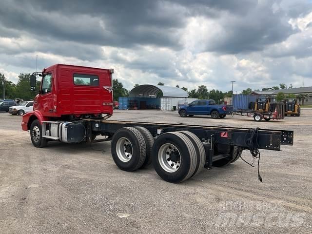 Volvo VHD64B 驾驶室与内部