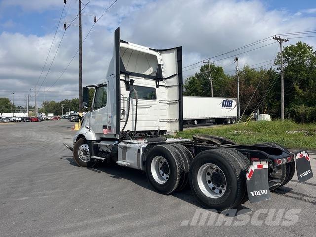 Volvo VNL 300 牵引车