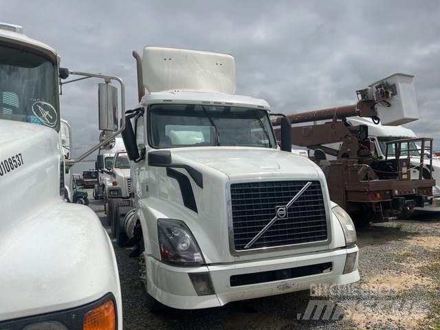 Volvo VNL64 牵引车
