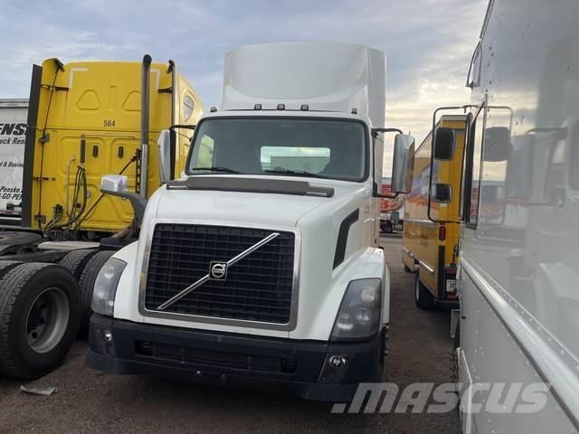 Volvo VNL64 牵引车