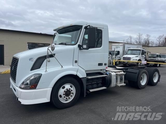 Volvo VNL64T 牵引车