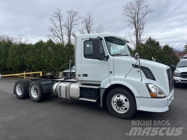 Volvo VNL64T 牵引车