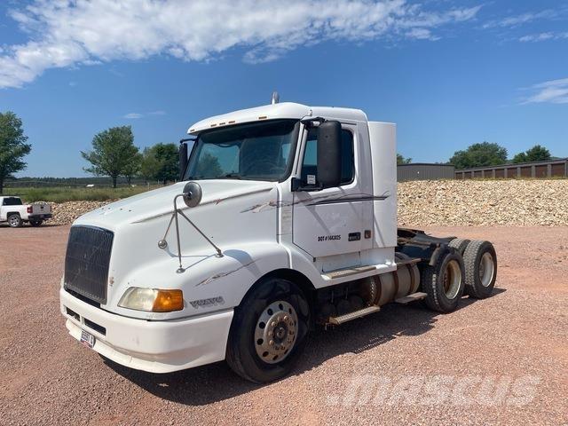 Volvo VNL64T 牵引车