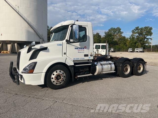 Volvo VNL64T 牵引车