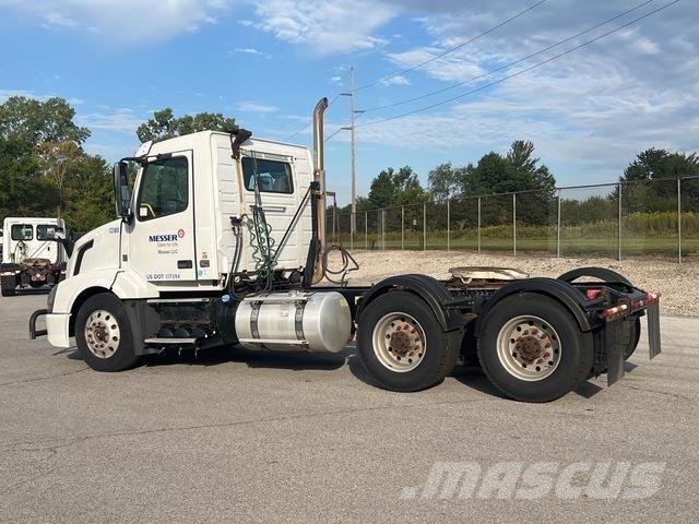 Volvo VNL64T 牵引车