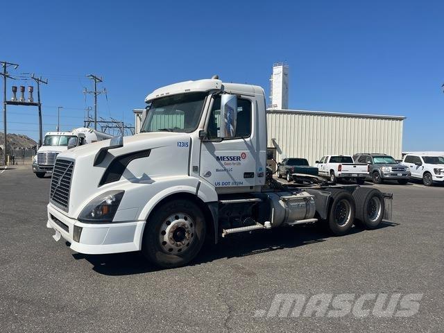 Volvo VNL64T 牵引车