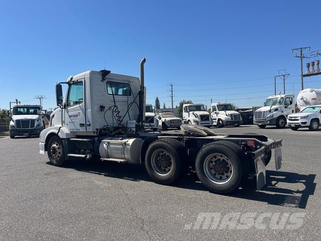 Volvo VNL64T 牵引车