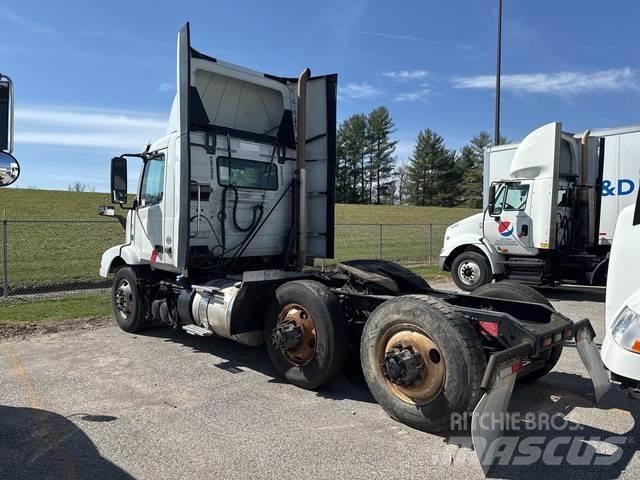 Volvo VNM 牵引车
