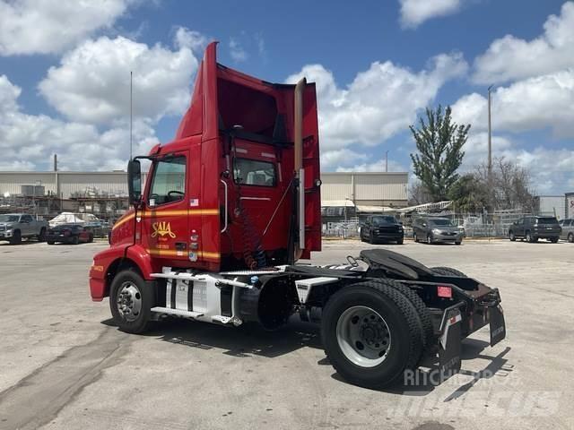 Volvo VNM 牵引车