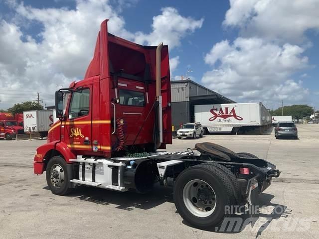 Volvo VNM 牵引车