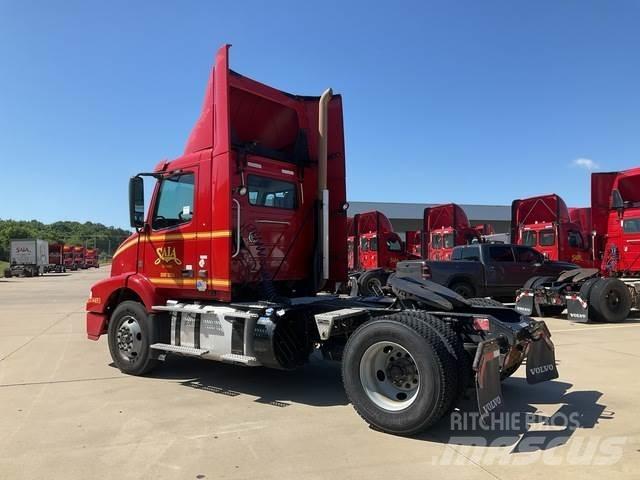 Volvo VNM 牵引车