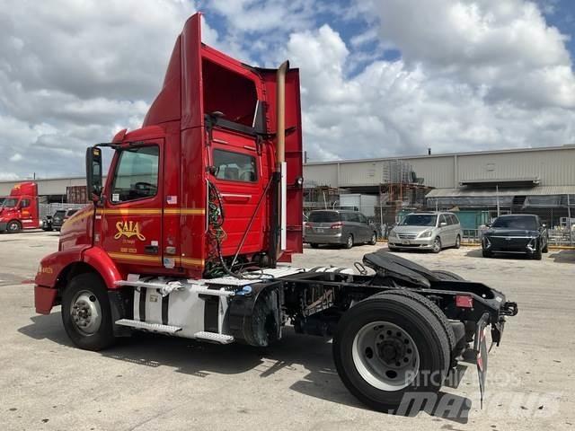 Volvo VNM 牵引车