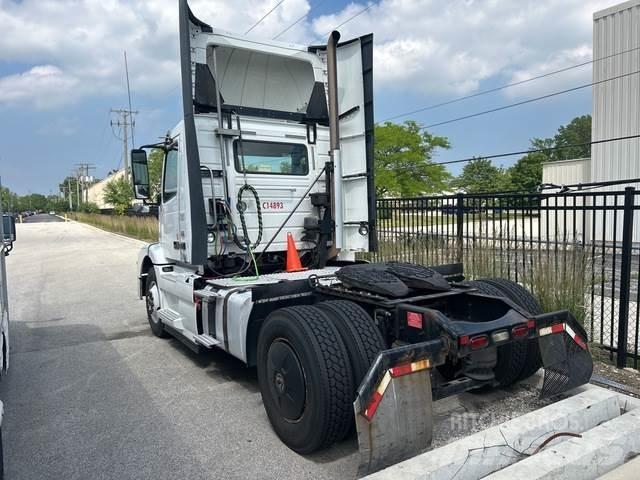 Volvo VNM 牵引车