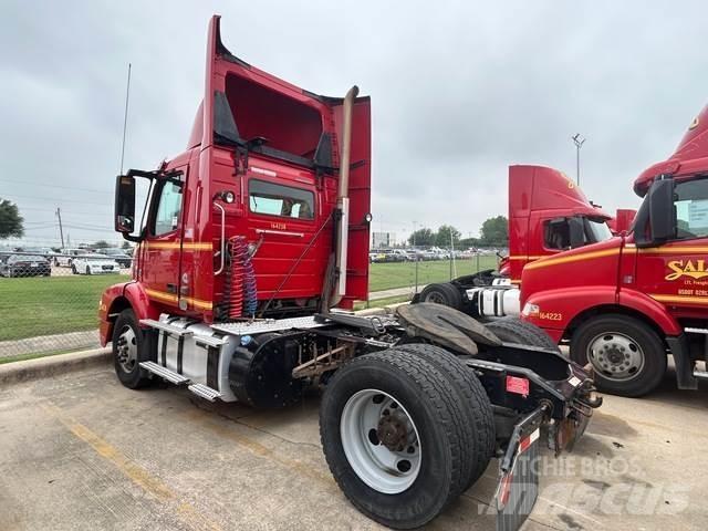Volvo VNM42T 牵引车