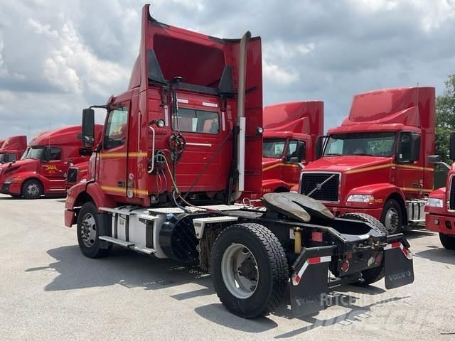 Volvo VNM42T 牵引车