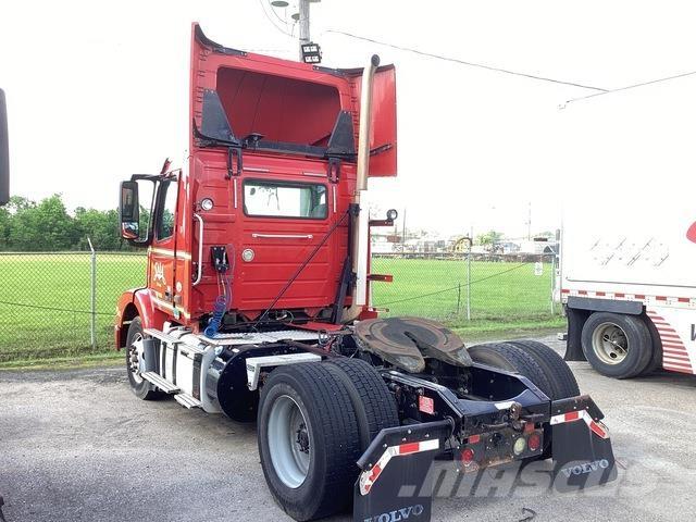 Volvo VNM42T 牵引车