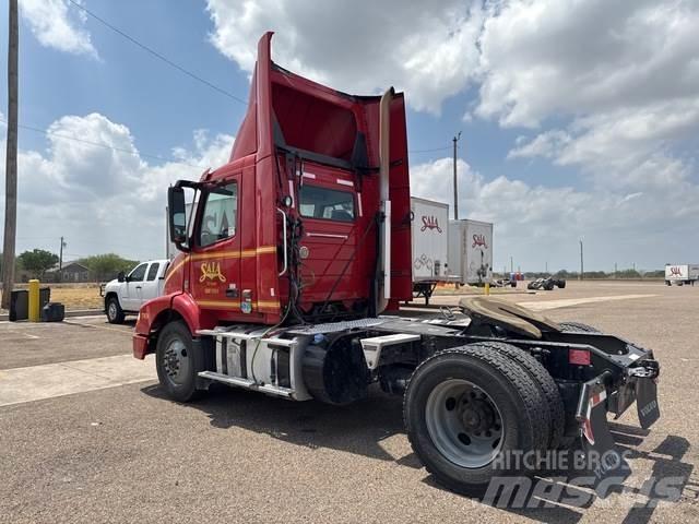 Volvo VNM42T 牵引车