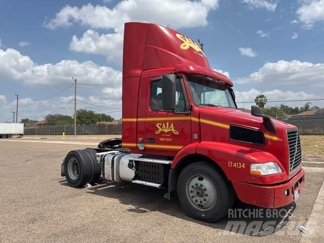 Volvo VNM42T 牵引车