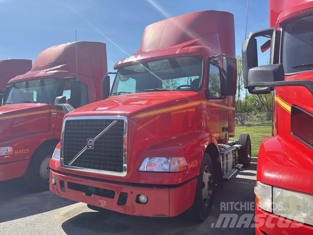 Volvo VNM42T 牵引车