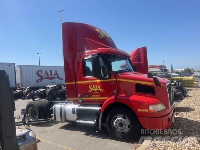 Volvo VNM42T 牵引车